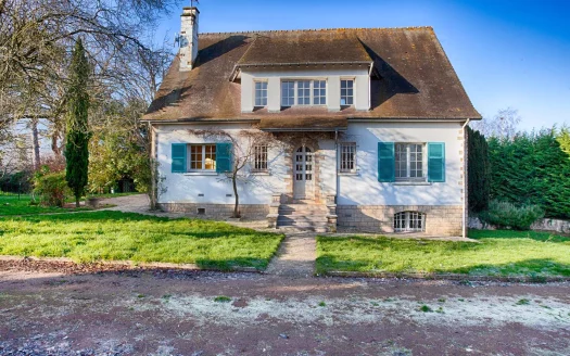 CHAPET Belle maison traditionnelle de 6 pièces sur 2 276 M2