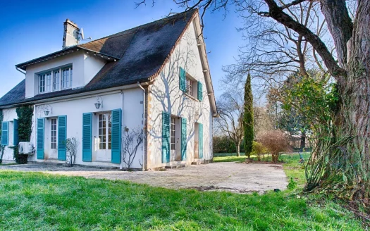 CHAPET Belle maison traditionnelle de 6 pièces sur 2 276 M2